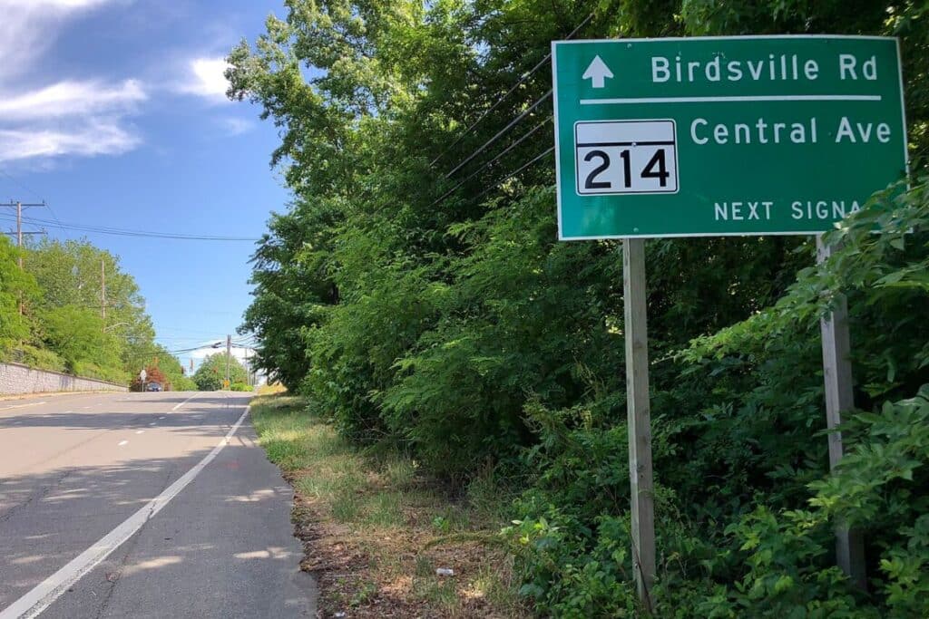 View south along Maryland State Route 424 (Davidsonville Road) just north of Maryland State Route 214 (Central Avenue) in Davidsonville, Anne Arundel County, Maryland